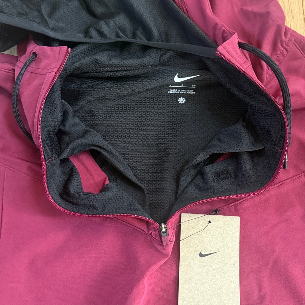 Nike Men’s Lightweight Player Jacket Maroon - Picture 12 of 12